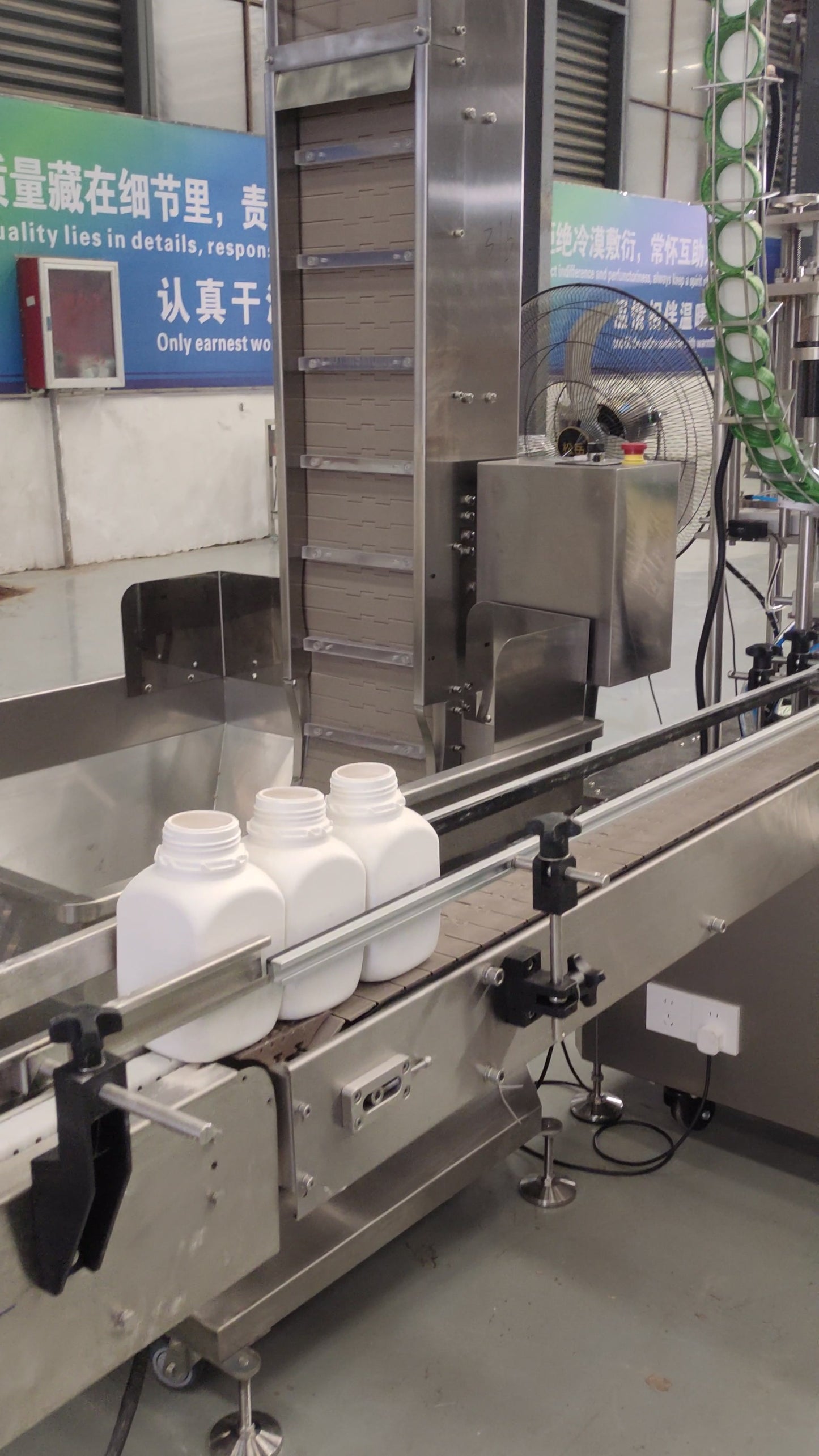 Riempimento automatico di flaconi con polvere su linea lineare
